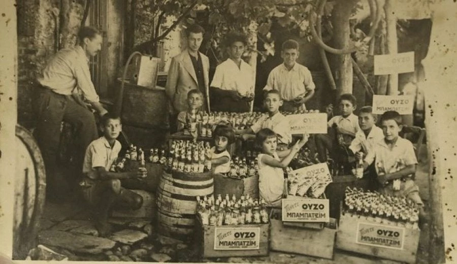 Μπαμπατζίμ: Η ιστορία του ούζου της προσφυγιάς – Τι σημαίνει το όνομά του (βίντεο)